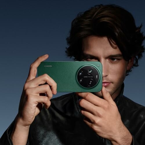 Hombre sosteniendo un teléfono inteligente verde.