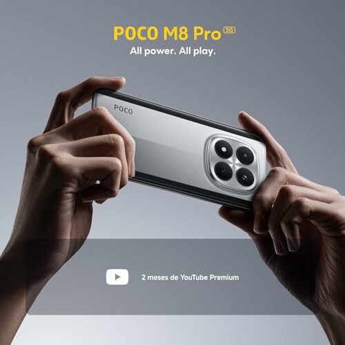 Teléfono inteligente POCO M8 Pro en manos de una persona.