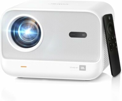 Proyector portátil blanco con control remoto.
