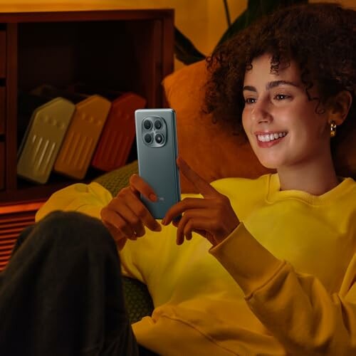 Mujer sonriendo mientras usa un smartphone